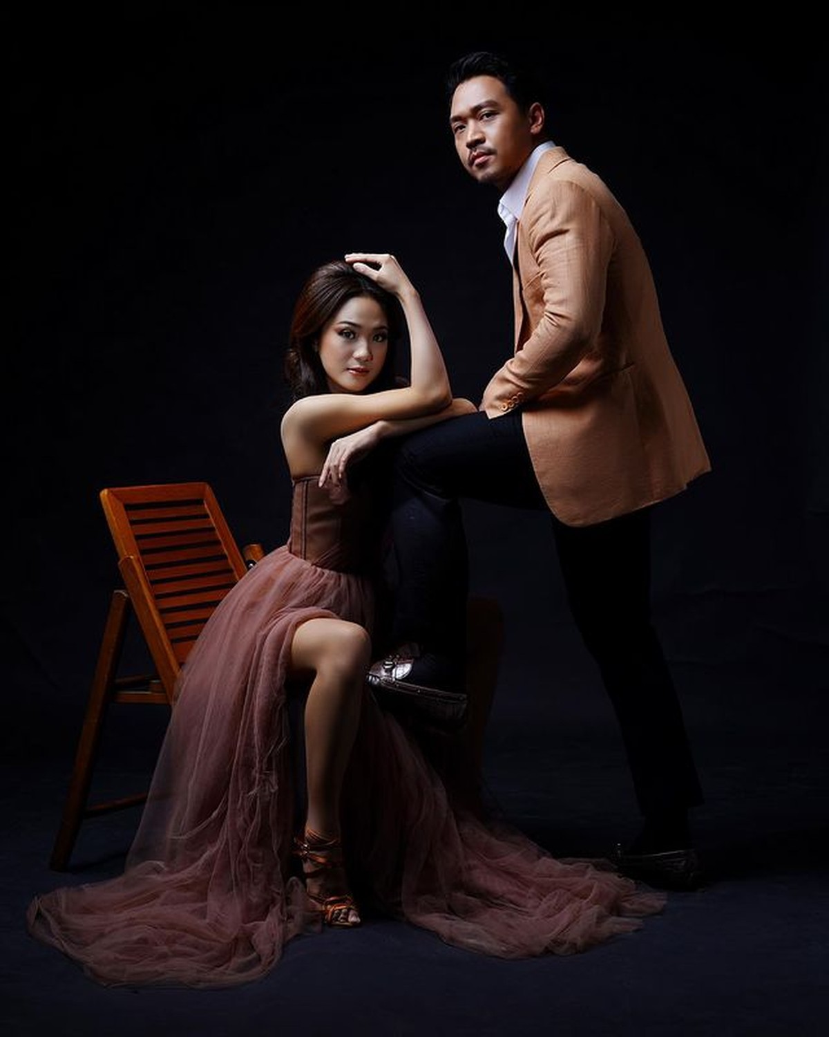 Michael Yukinobu de Fretes mengungkap bahwa pernikahannya dengan Lidya ditunda karena beda agama&period; Yuk intip potret mereka&excl;