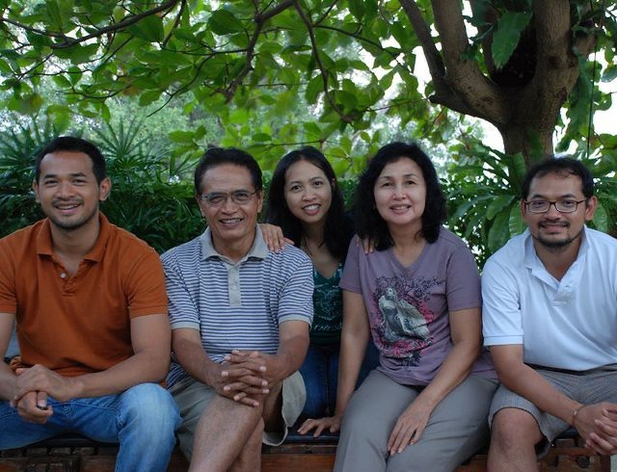 8 Potret Oka Antara dan Sang Ibunda yang Pindah Agama