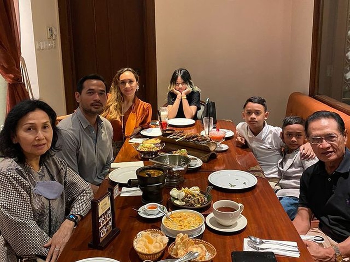 8 Potret Oka Antara dan Sang Ibunda yang Pindah Agama