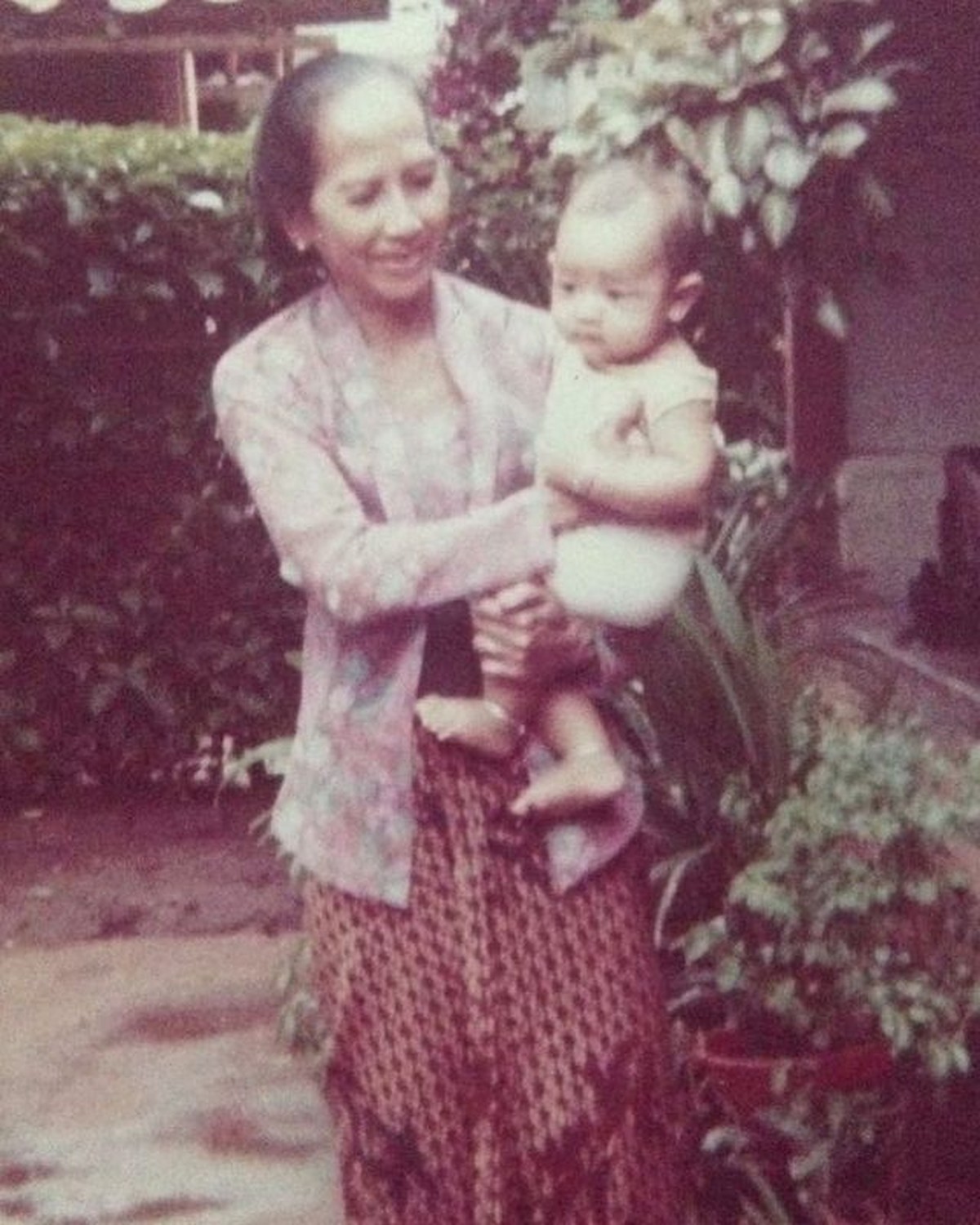 8 Potret Oka Antara dan Sang Ibunda yang Pindah Agama