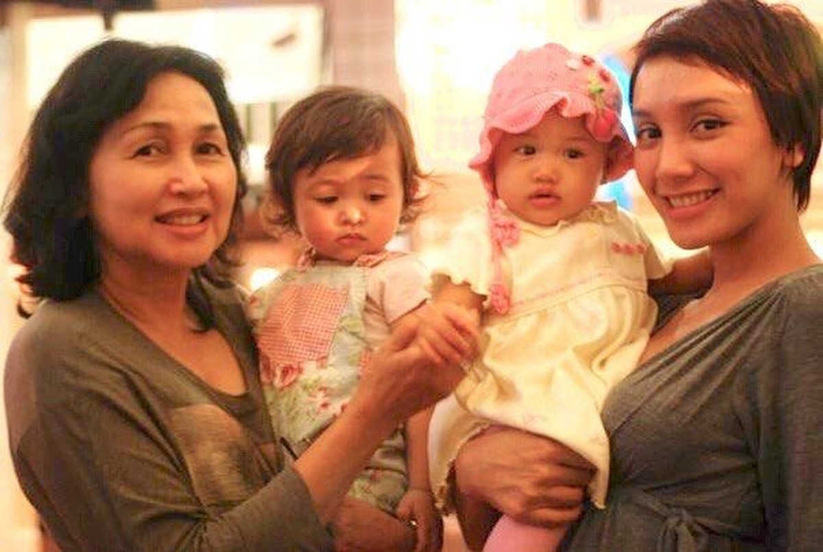 8 Potret Oka Antara dan Sang Ibunda yang Pindah Agama