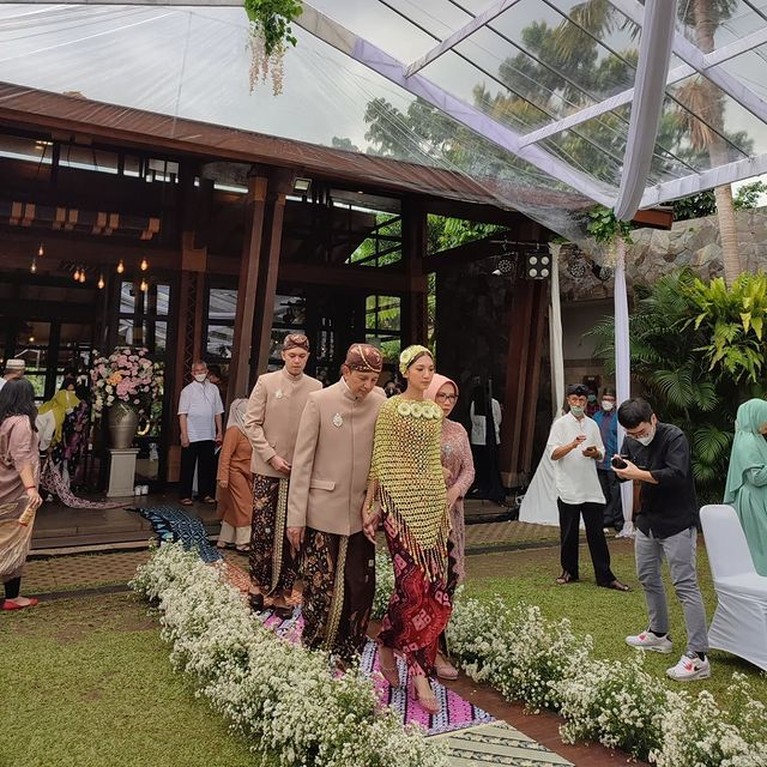 8 Potret Pengajian dan Siraman Vidi Aldiano & Sheila Dara Jelang Nikah 8 Potret Pengajian dan Siraman Vidi Aldiano & Sheila Dara Jelang Nikah