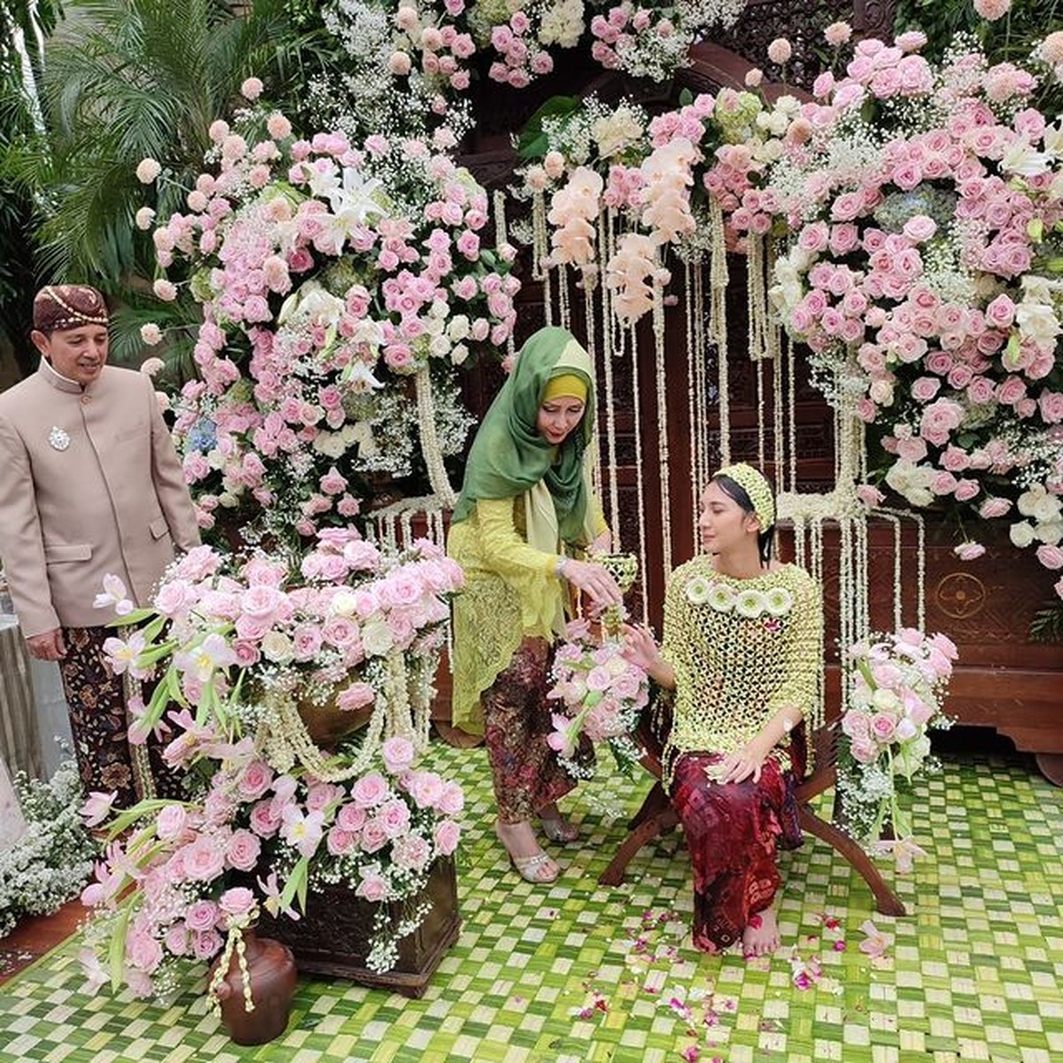 8 Potret Pengajian dan Siraman Vidi Aldiano & Sheila Dara Jelang Nikah