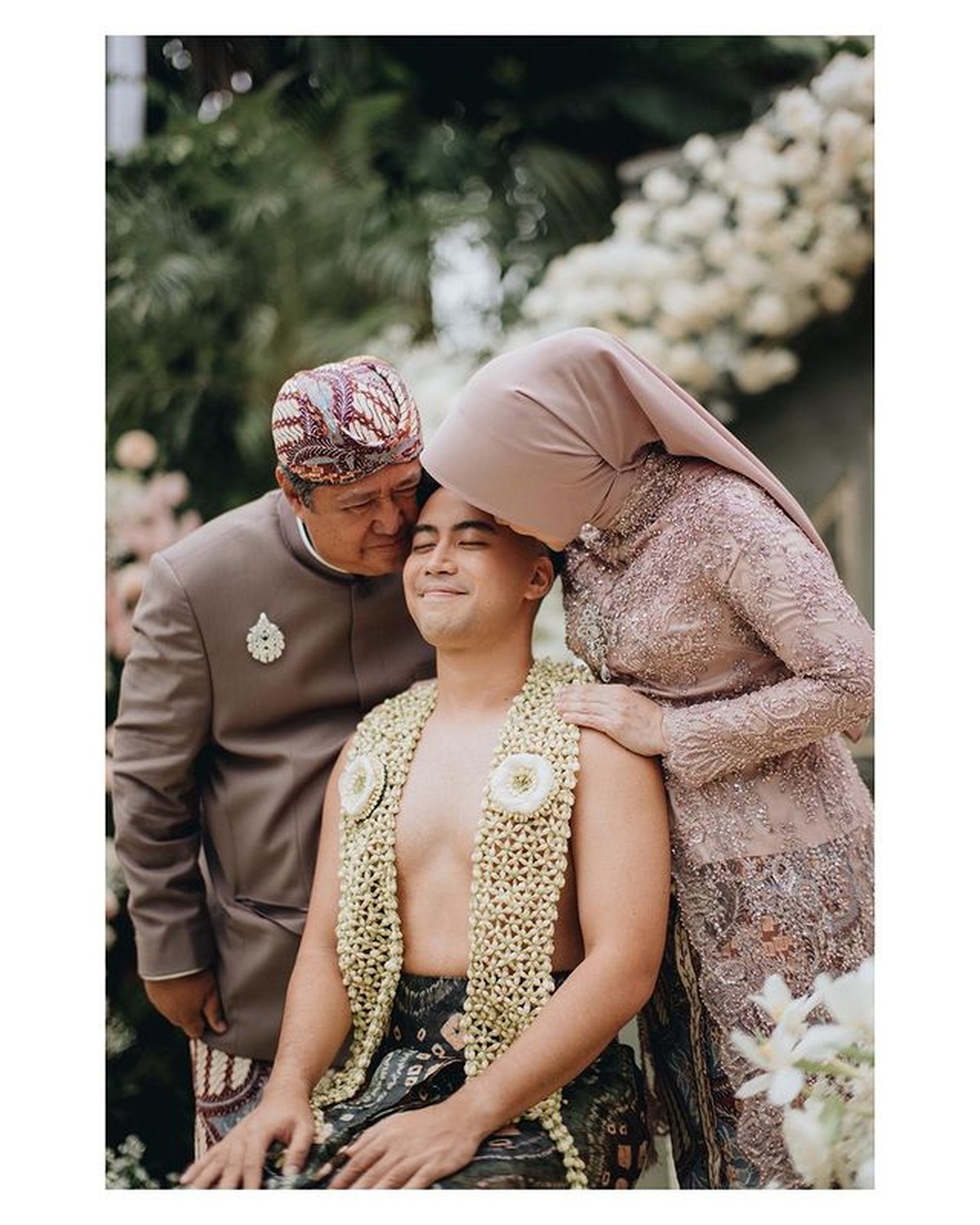 8 Potret Pengajian dan Siraman Vidi Aldiano & Sheila Dara Jelang Nikah