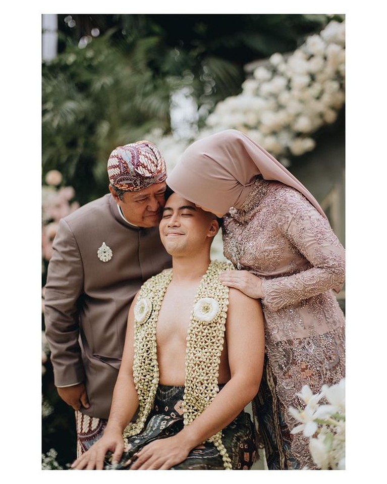 8 Potret Pengajian dan Siraman Vidi Aldiano & Sheila Dara Jelang Nikah 8 Potret Pengajian dan Siraman Vidi Aldiano & Sheila Dara Jelang Nikah