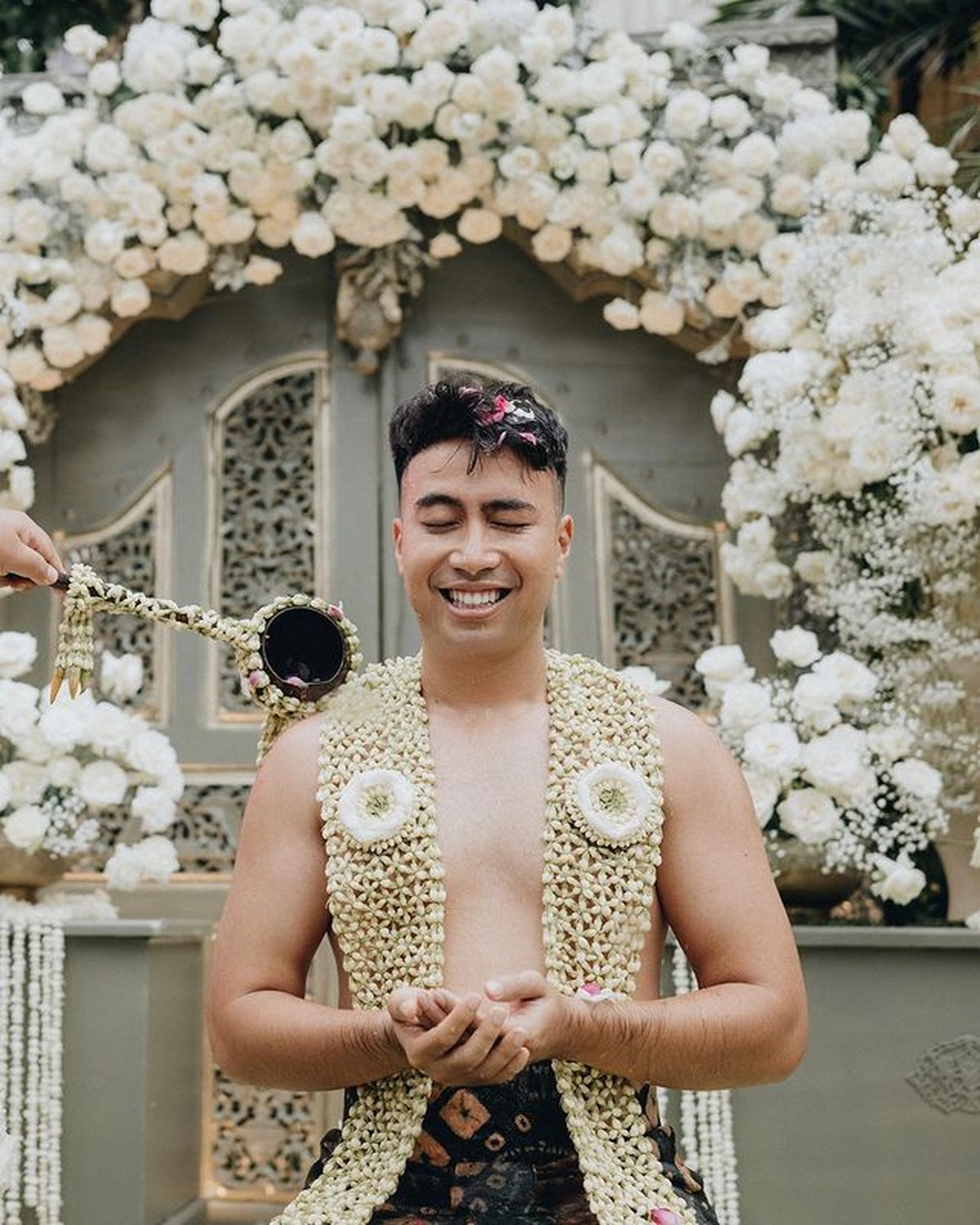 8 Potret Pengajian dan Siraman Vidi Aldiano & Sheila Dara Jelang Nikah