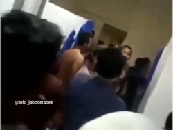 Aksi Warga Depok Gerebek Panti Pijat Plus-plus