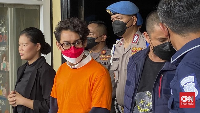Polisi menyita 21 butir pil Alprazolam saat menangkap Ardhito Pramono. Namun, polisi menyatakan, Ardhito memiliki pil tersebut berdasarkan resep dokter.
