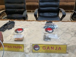 Polisi Pamerkan Barang Bukti Penangkapan Ardhito Pramono: Ganja hingga Papir