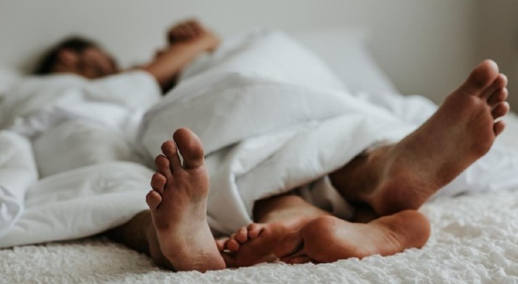 Sentuhan pada titik sensitif pria menjadi penting agar gairah seks bisa kian membara, terutama saat foreplay. Sudah tahu apa saja titik sensitif pria, Bun?
