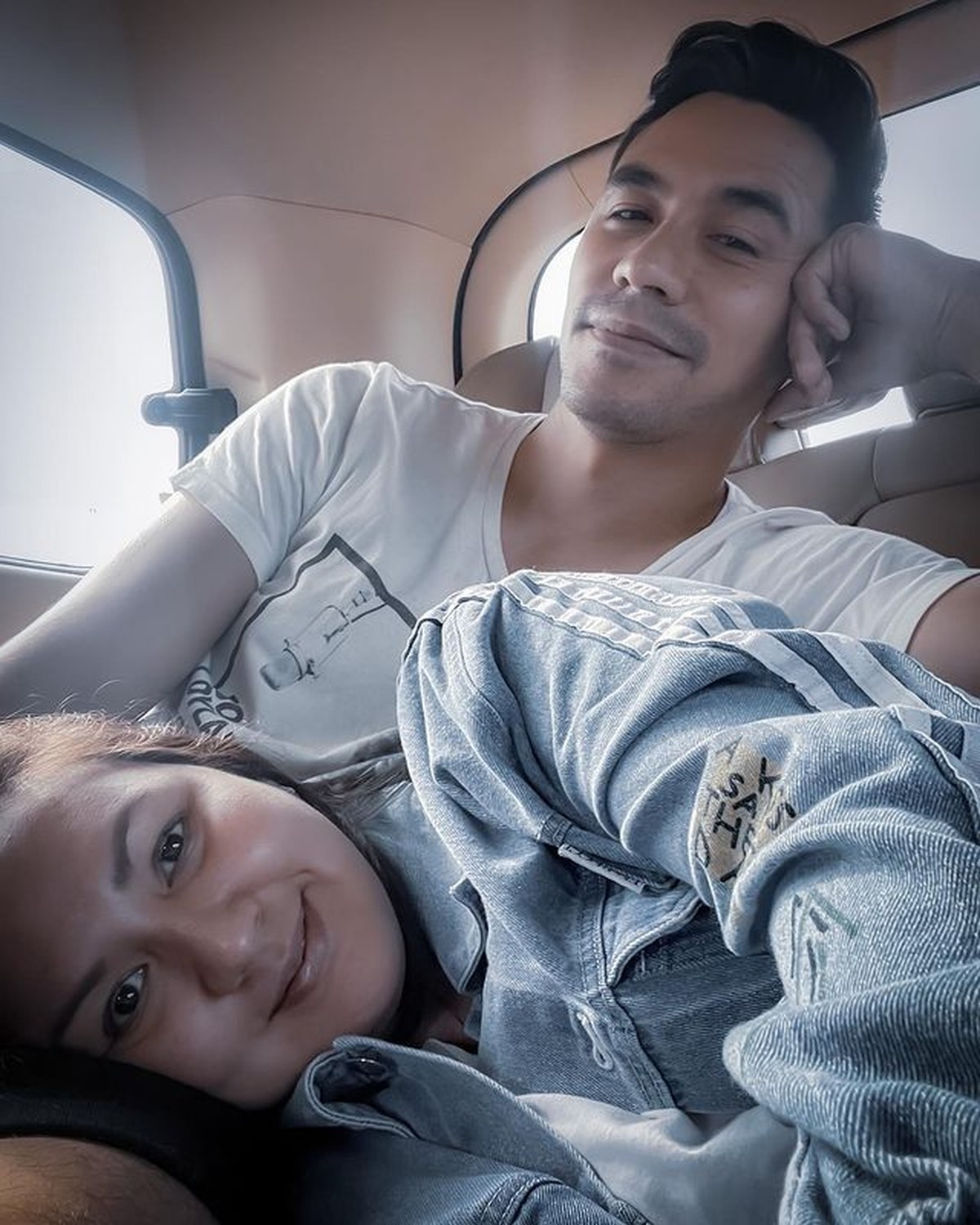 Darius Sinathrya dan Donna Agnesia telah menikah selama 15 tahun&comma; pernikahan mereka kini jadi sorotan&period; Yuk intip potretnya&excl;