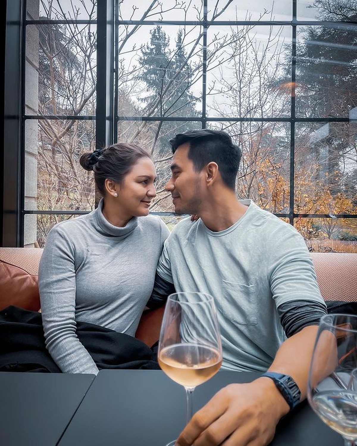 Darius Sinathrya dan Donna Agnesia telah menikah selama 15 tahun&comma; pernikahan mereka kini jadi sorotan&period; Yuk intip potretnya&excl;