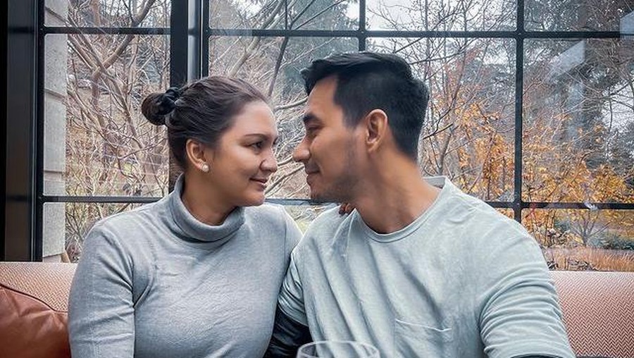 Darius Sinathrya dan Donna Agnesia Darius Sinathrya dan Donna Agnesia telah menikah selama 15 tahun, pernikahan mereka kini jadi sorotan. Yuk intip potretnya!