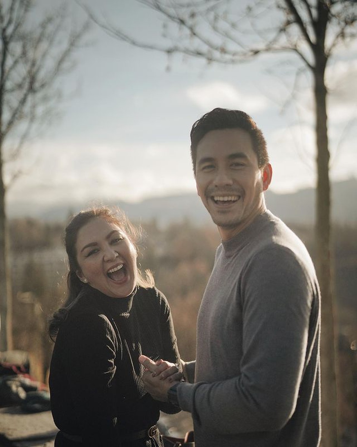 Darius Sinathrya dan Donna Agnesia telah menikah selama 15 tahun&comma; pernikahan mereka kini jadi sorotan&period; Yuk intip potretnya&excl;