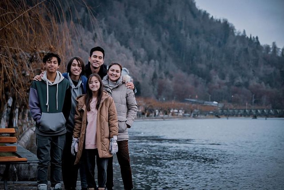 Darius Sinathrya dan Donna Agnesia telah menikah selama 15 tahun&comma; pernikahan mereka kini jadi sorotan&period; Yuk intip potretnya&excl;