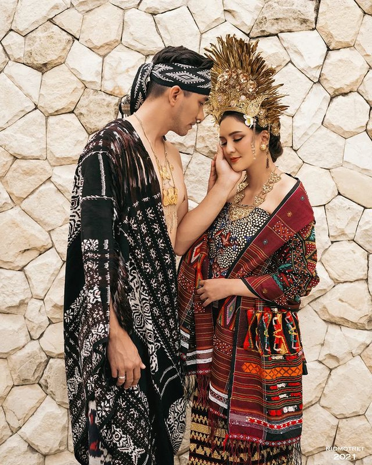 Darius Sinathrya dan Donna Agnesia telah menikah selama 15 tahun&comma; pernikahan mereka kini jadi sorotan&period; Yuk intip potretnya&excl;