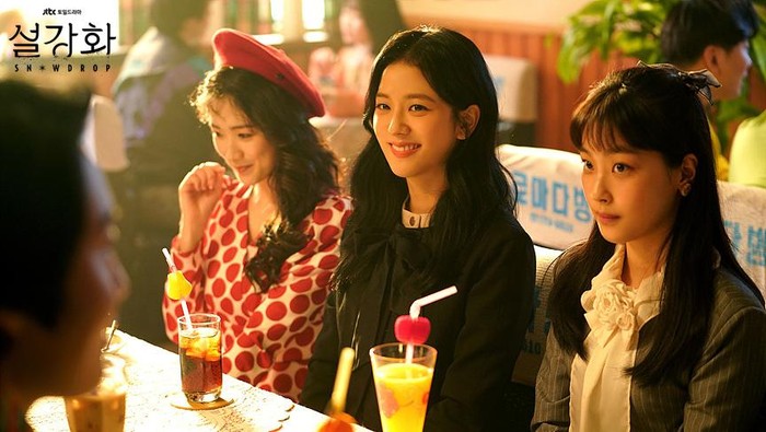 Romantis dan Stylish! Intip Gaya Preppy Jisoo BLACKPINK di Drama Romantis dan Stylish! Intip Gaya Preppy Jisoo BLACKPINK di Drama