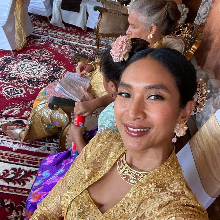 <p>Asri Kerthyasa merupakan sosok mertua yang baik hati dan sayang dengan cucu, lho. Ia bahkan menyempatkan diri untuk menemani sang cucu sambil menggambar di tengah acara pernikahan. (Foto: Instagram @happysalma)</p>