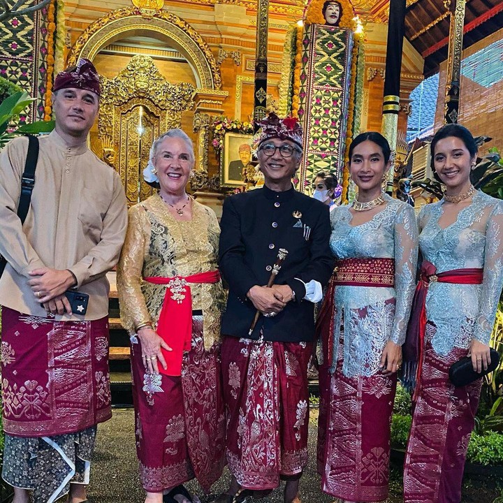 <p>Tak banyak yang tahu bahwa aktris Happy Salma memiliki mertua bule. Dia adalah Asri Kerthyasa, seorang wanita Australia yang memutuskan menikah dengan bangsawan dari Bali. (Foto: Instagram @happysalma)</p>