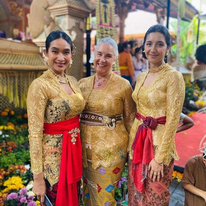 <p>Asri Kerthyasa menikah dengan ayah mertua Happy Salma, yaitu Tjokorda Raka Kerthyasa. Mereka kini menetap di Bali. (Foto: Instagram @happysalma)</p>