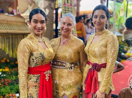 5 Potret Mertua Bule Happy Salma, Bule Australia yang Jadi Bangsawan Bali