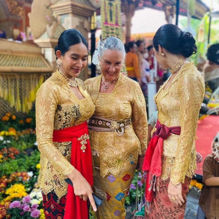<p>Bunda mertua Happy Salma terlihat cantik dan sangat menonjol di acara perkumpulan keluarga. Meski begitu, sosoknya memang sangat jarang tersorot. Akun Instagram Asri bahkan selalu digembok. (Foto: Instagram @happysalma)</p>