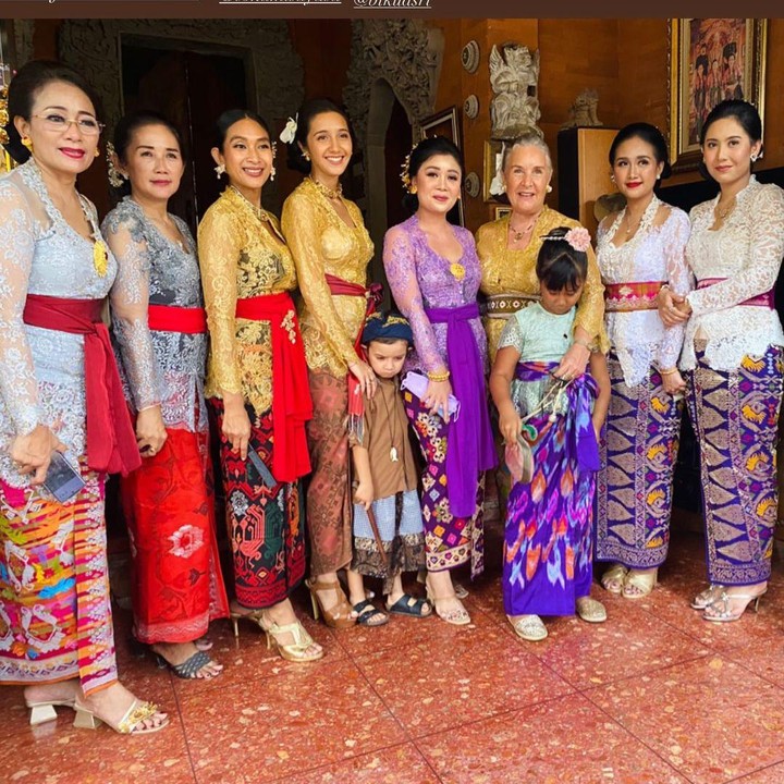 <p>Di acara itu, Asri tak lupa mengabadikan potret bersama para wanita di keluarga besar Happy Salma. Kompak banget ya, Bun? (Foto: Instagram @happysalma)</p>