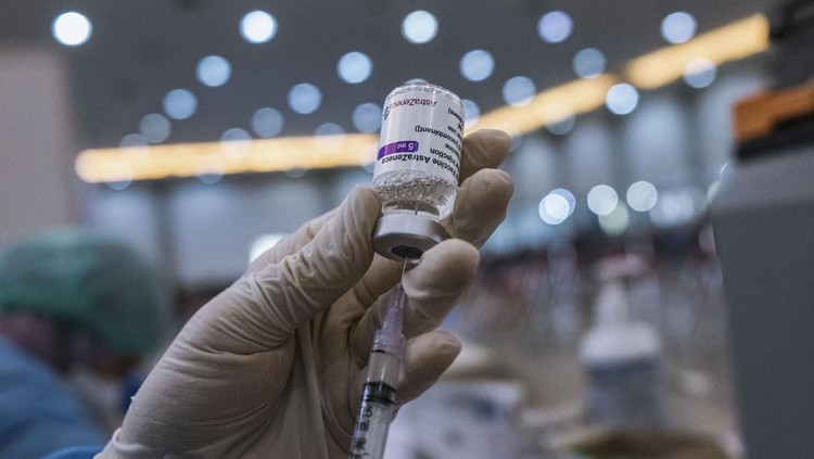 YOGYAKARTA, INDONESIA - JANUARY 13: A health worker prepares a dose of the AstraZeneca COVID-19 booster vaccine during the booster vaccination program on January 13, 2022 in Yogyakarta, Indonesia. While Southeast Asia's vaccination programs have gathered pace, many countries in the region are yet to hit the high vaccination rates seen in developed nations. The emergence of Omicron in the region is adding to the urgency in countries like Indonesia, which has only fully vaccinated about 42 percent of its population as of last week, according to publicly available vaccination data. Some places in the region, such as Indonesia and Thailand, have rolled out a booster program alongside their primary vaccination programs in an attempt to aggressively bridge the gap. (Photo by Ulet Ifansasti/Getty Images)