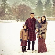 Potret Terbaru Keluarga Kerajaan Bhutan, Tampilan Ratu Jetsun Pema dengan Jaket Mewah Curi Perhatian