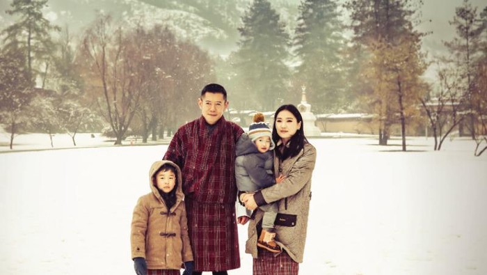 Potret Terbaru Keluarga Kerajaan Bhutan, Tampilan Ratu Jetsun Pema dengan Jaket Mewah Curi Perhatian
