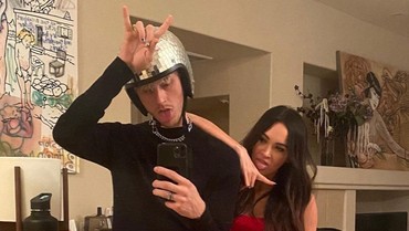 img-title Ini Alasan Megan Fox Nekat Minum Darah Machine Gun Kelly
