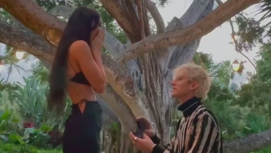 Megan Fox dan Machine Gun Kelly Resmi Bertunangan