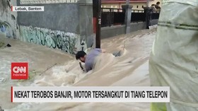 VIDEO: Nekat Terobos Banjir, Motor Tersangkut di Tiang Telepon