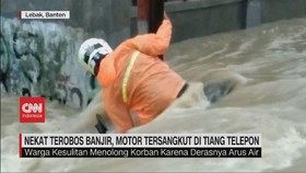 VIDEO: Nekat Terobos Banjir, Motor Tersangkut di Tiang Telepon
