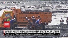 VIDEO: Warga Nekat Menambang Pasir Saat Banjir Lahar