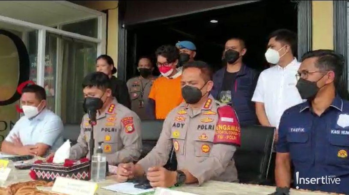 Kasus narkoba yang menjerat aktor dan penyanyi Ardhito Pramono telah dirilis dan ia ditetapkan sebagai tersangka&period; Yuk intip potretnya&excl;