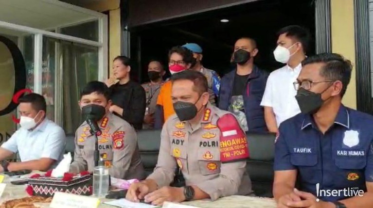 Potret Ardhito Pramono Pakai Baju Tahanan Kasus narkoba yang menjerat aktor dan penyanyi Ardhito Pramono telah dirilis dan ia ditetapkan sebagai tersangka. Yuk intip potretnya!
