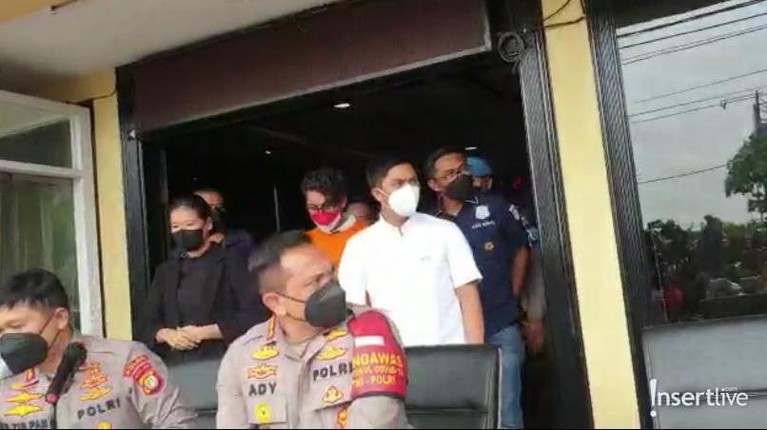 Potret Ardhito Pramono Pakai Baju Tahanan Kasus narkoba yang menjerat aktor dan penyanyi Ardhito Pramono telah dirilis dan ia ditetapkan sebagai tersangka. Yuk intip potretnya!