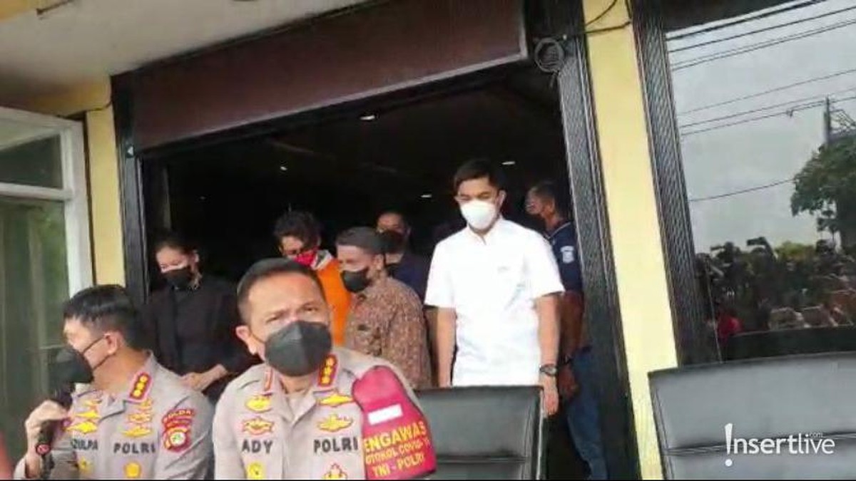 Kasus narkoba yang menjerat aktor dan penyanyi Ardhito Pramono telah dirilis dan ia ditetapkan sebagai tersangka&period; Yuk intip potretnya&excl;