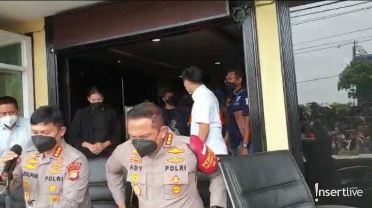 Potret Ardhito Pramono Pakai Baju Tahanan Kasus narkoba yang menjerat aktor dan penyanyi Ardhito Pramono telah dirilis dan ia ditetapkan sebagai tersangka. Yuk intip potretnya!