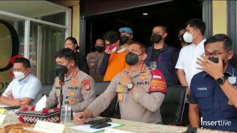Potret Ardhito Pramono Pakai Baju Tahanan Kasus narkoba yang menjerat aktor dan penyanyi Ardhito Pramono telah dirilis dan ia ditetapkan sebagai tersangka. Yuk intip potretnya!