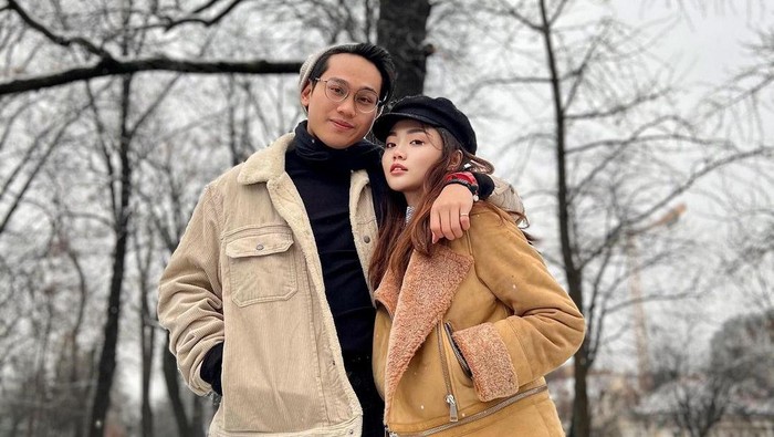 5 Potret Bucinnya Crazy Rich Medan, Indra Kenz Ajak Kekasih Liburan sampai Lamar di Atas Kapal