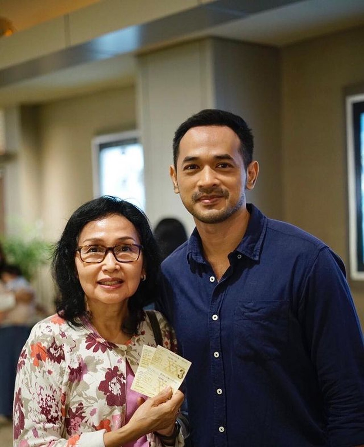 8 Potret Oka Antara dan Sang Ibunda yang Pindah Agama