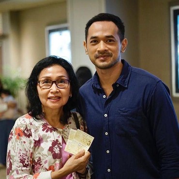 7 Potret Oka Antara & Sang Ibunda yang Pindah Agama Jadi Sorotan