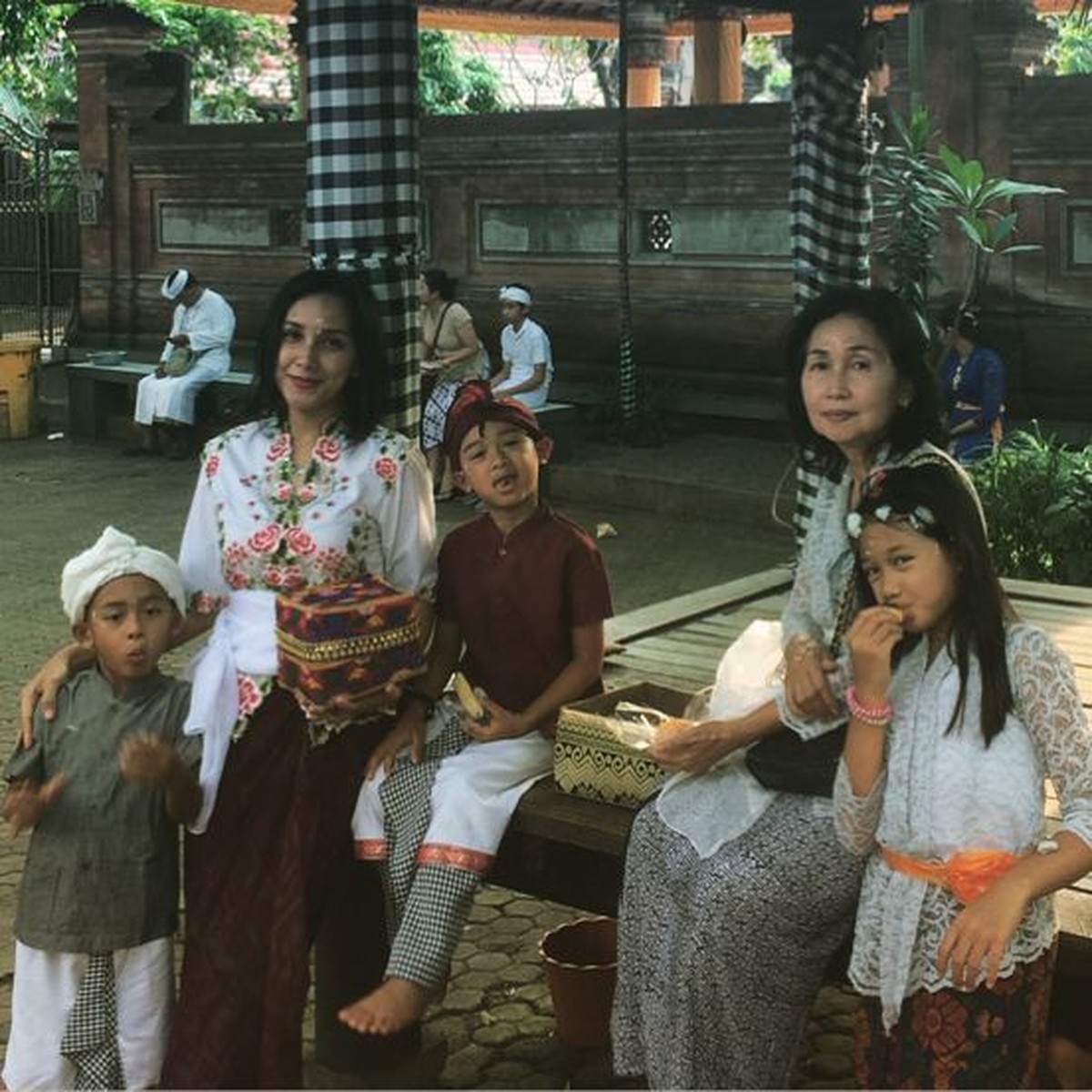 8 Potret Oka Antara dan Sang Ibunda yang Pindah Agama