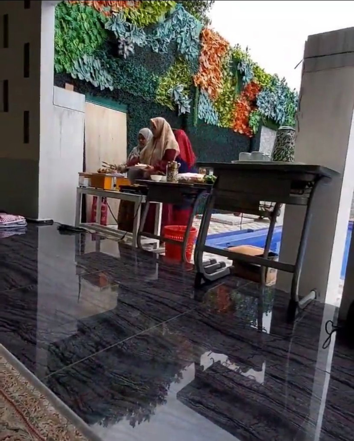 Ustaz Yusuf Mansur bikin heboh karena digugat dan disebut penipu hingga triliun rupiah&comma; rumah mewahnya pun jadi sorotan&period; Yuk intip&excl;