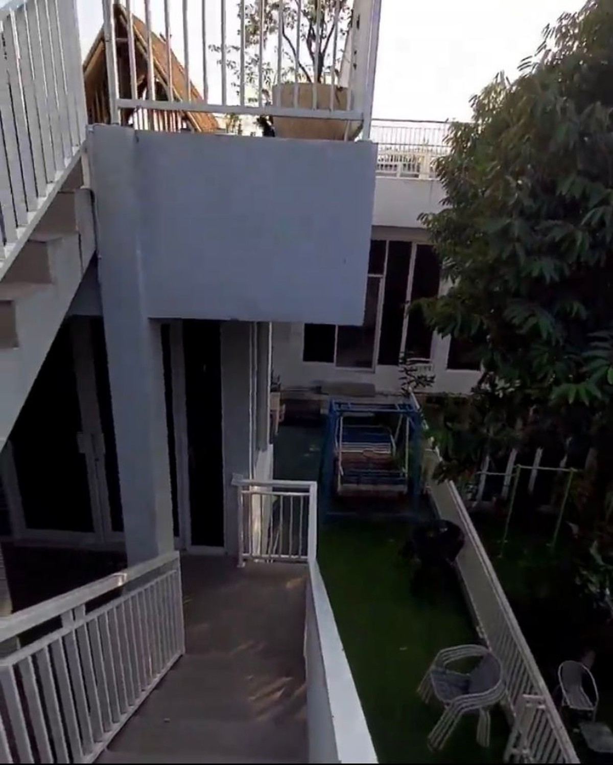 Ustaz Yusuf Mansur bikin heboh karena digugat dan disebut penipu hingga triliun rupiah&comma; rumah mewahnya pun jadi sorotan&period; Yuk intip&excl;