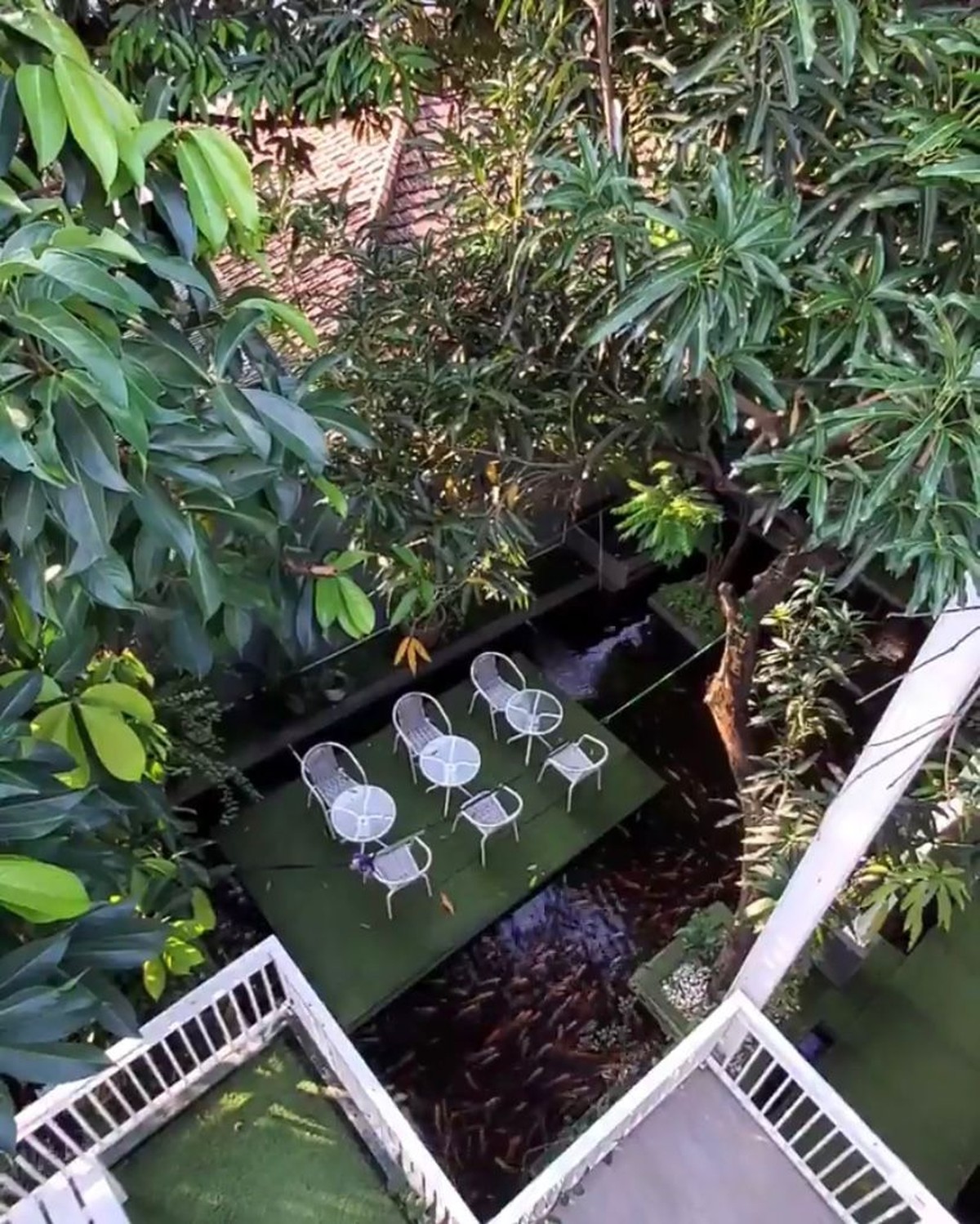 Ustaz Yusuf Mansur bikin heboh karena digugat dan disebut penipu hingga triliun rupiah&comma; rumah mewahnya pun jadi sorotan&period; Yuk intip&excl;