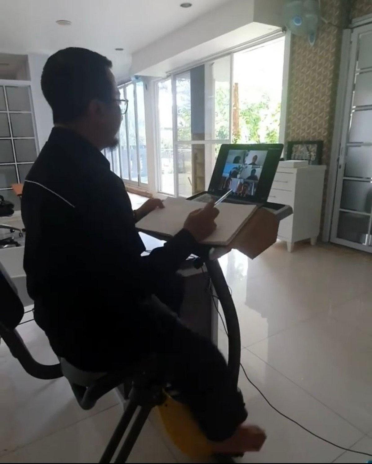 Ustaz Yusuf Mansur bikin heboh karena digugat dan disebut penipu hingga triliun rupiah&comma; rumah mewahnya pun jadi sorotan&period; Yuk intip&excl;