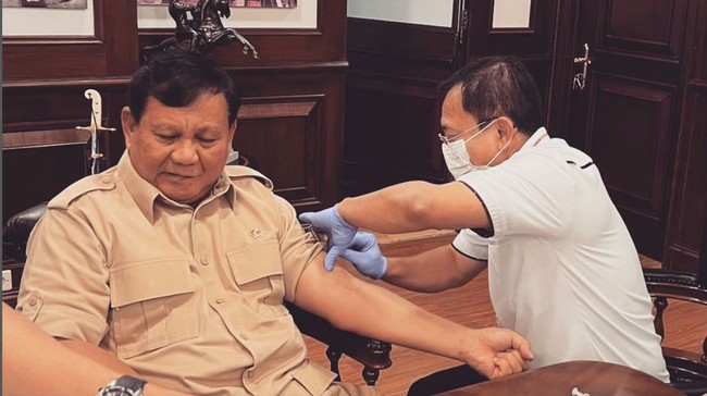 Menteri Pertahanan Prabowo Subianto disuntik booster Vaksin Nusantara oleh Dokter Terawan.